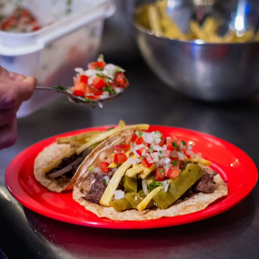 Tacos La Merced: arrachera, papas, nopales y pico de gallo.